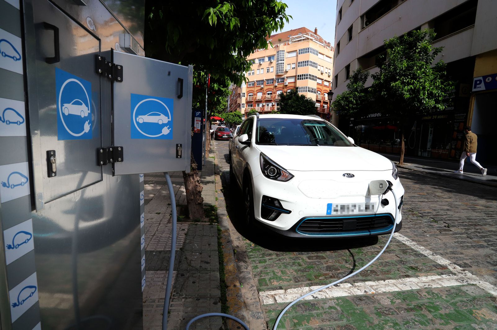 Un coche eléctrico en una estación de carga