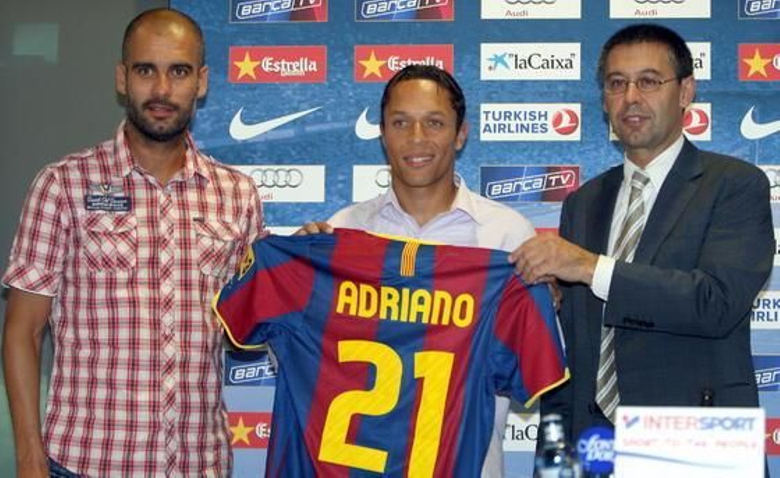 El Barça presenta a Adriano. / EFE