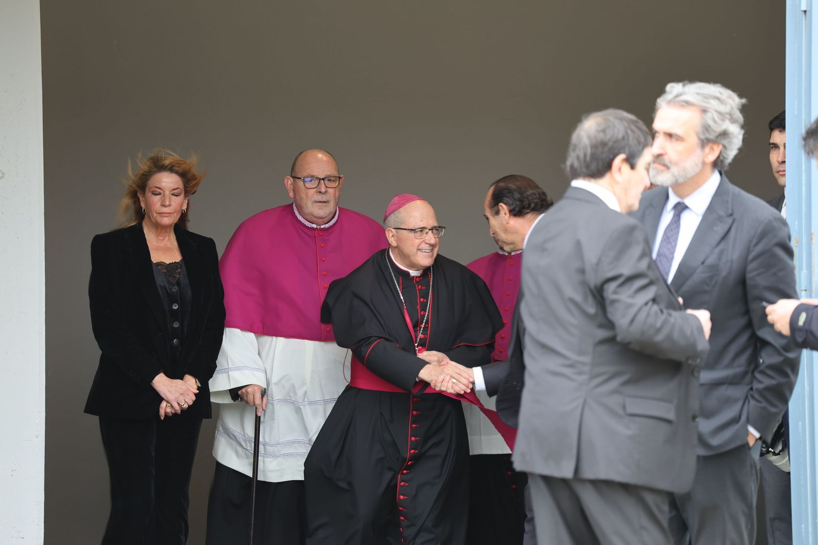 Fotografías de la llegada de Juanma Moreno, Feijóo y todas las autoridades al funeral por las víctimas de Adamuz en Huelva
