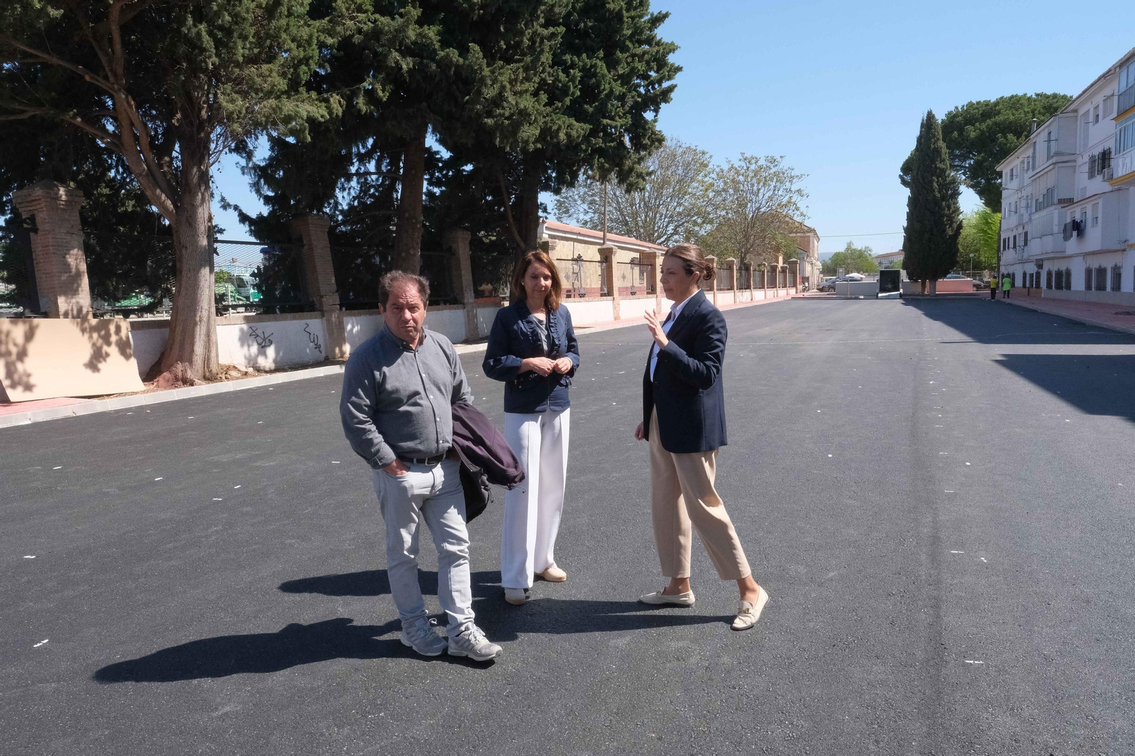 Visita de la alcaldesa y la delegada municipal de Obras junto un técnico muncipal.