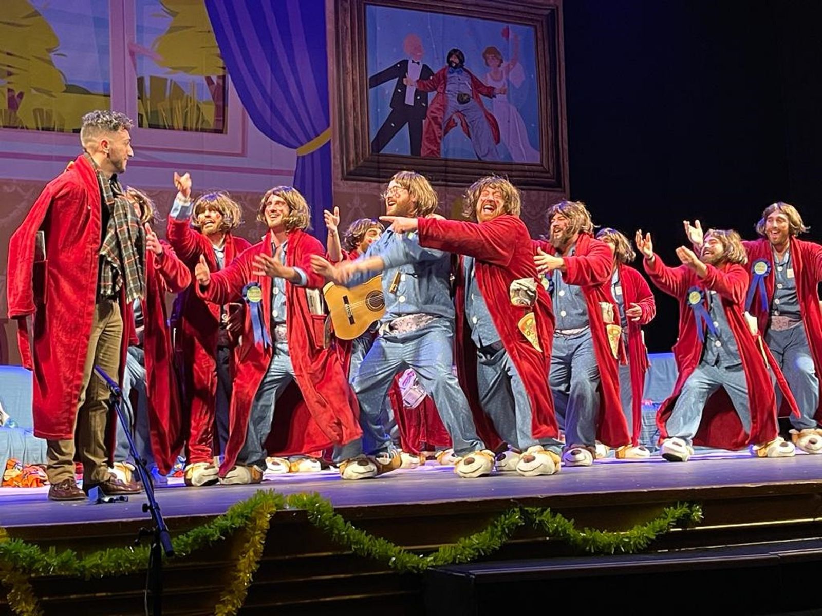 Murga ‘Lo nuestro es para toda la vida’ de Gádor con la presencia del concejal Jesús Luque en el escenario.