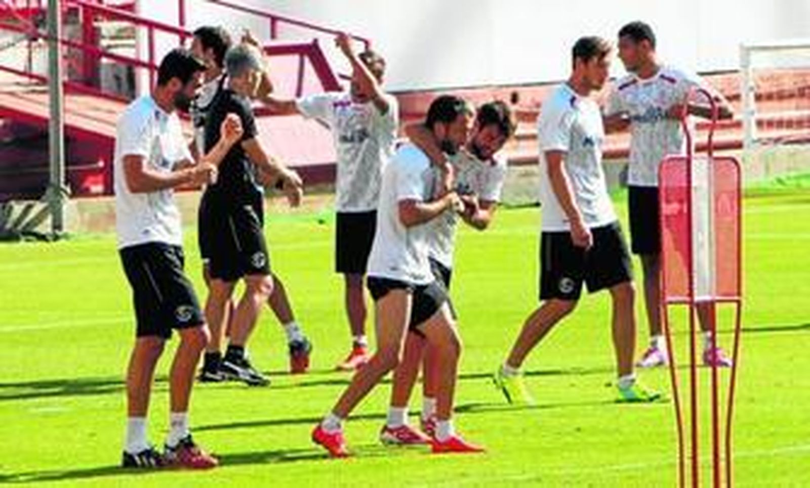 Coke bromea con Cicinho flanqueado por Iborra y Krychowiak durante el entrenamiento de ayer en el estadio Sánchez-Pizjuán.