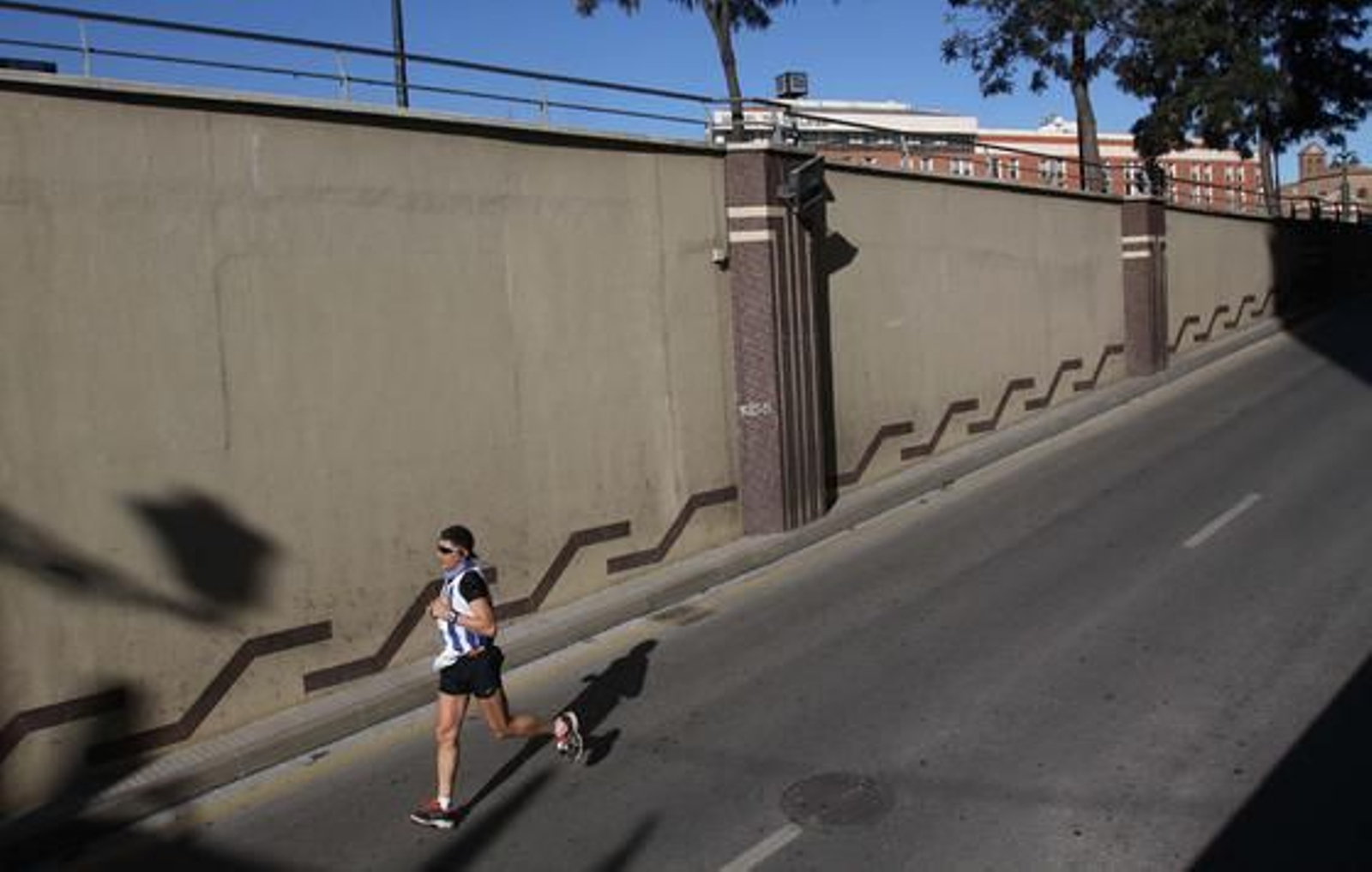 El buen tiempo ha acompañado a los 722 atletas inscritos en la prueba, aunque el fuerte viento de poniente ha dificultado el recorrido de vuelta y ha impedido que se registraran mejores marcas. 

Foto: Migue Fernandez