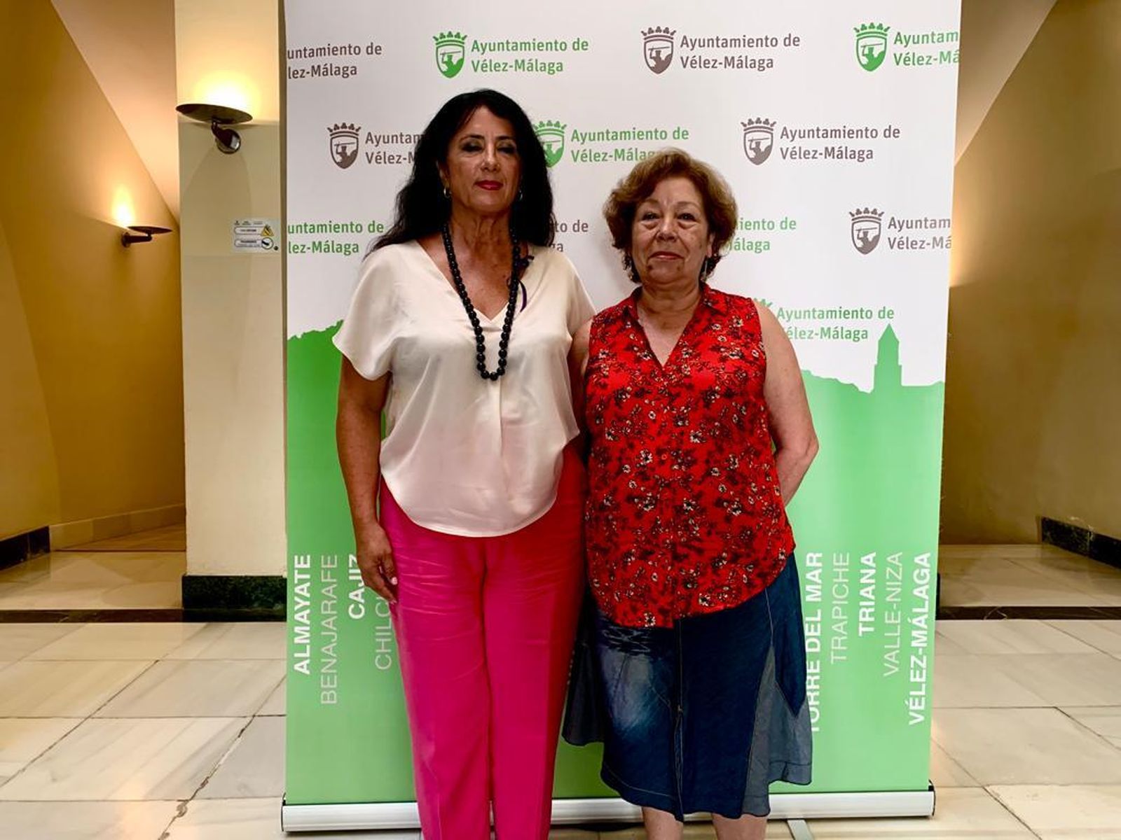 La concejala de Cultura, Alicia Ramírez,  junto a Emilia García, ganadora del accésit local de poesía