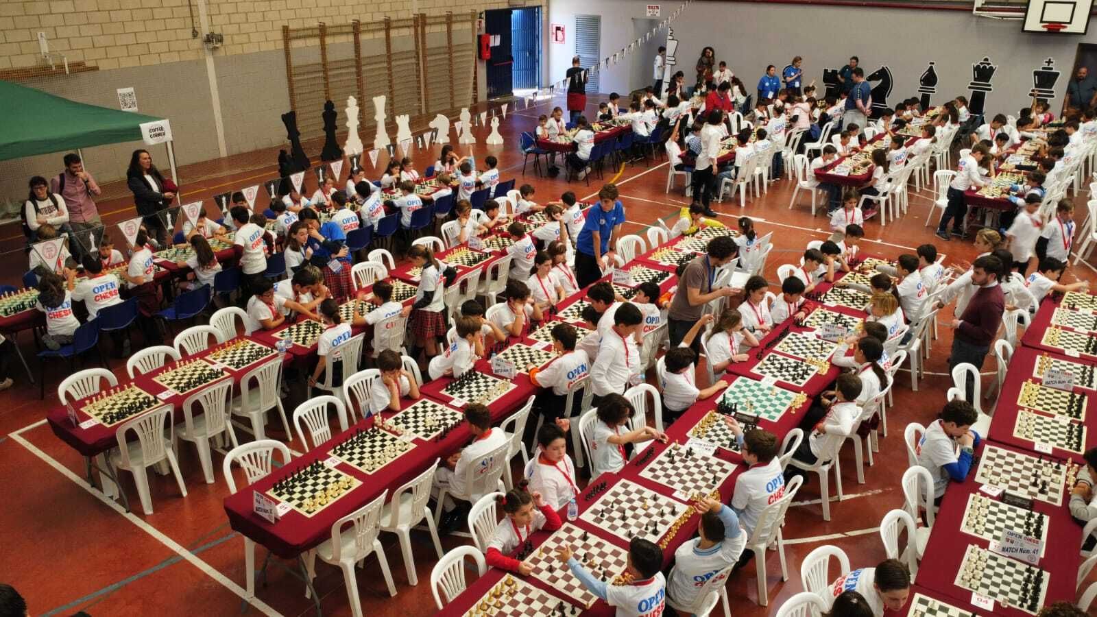 Imagen de la multitud de tableros con los escolares.