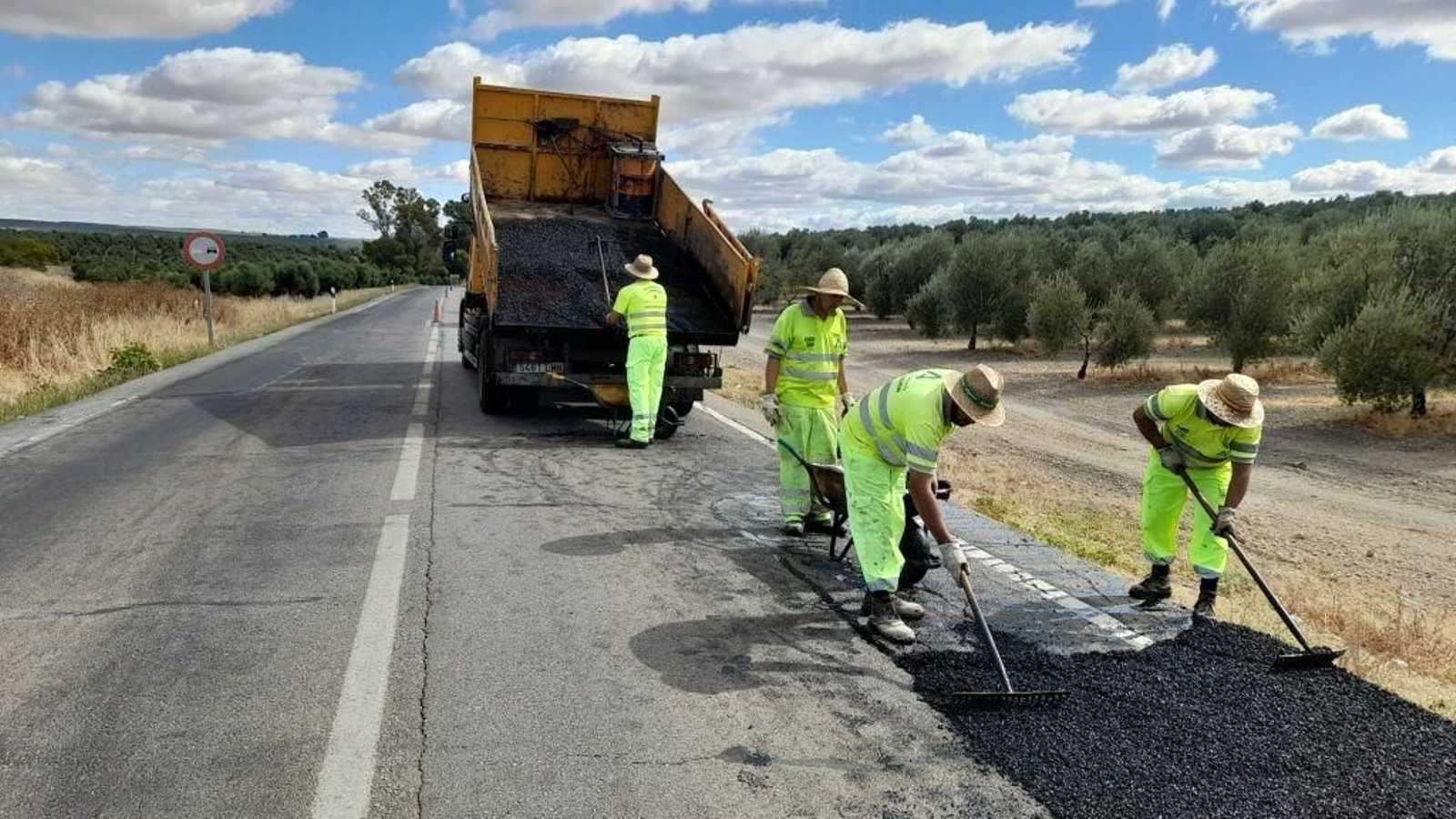 Imagen de las obras de conservación de en una carretera de Córdoba