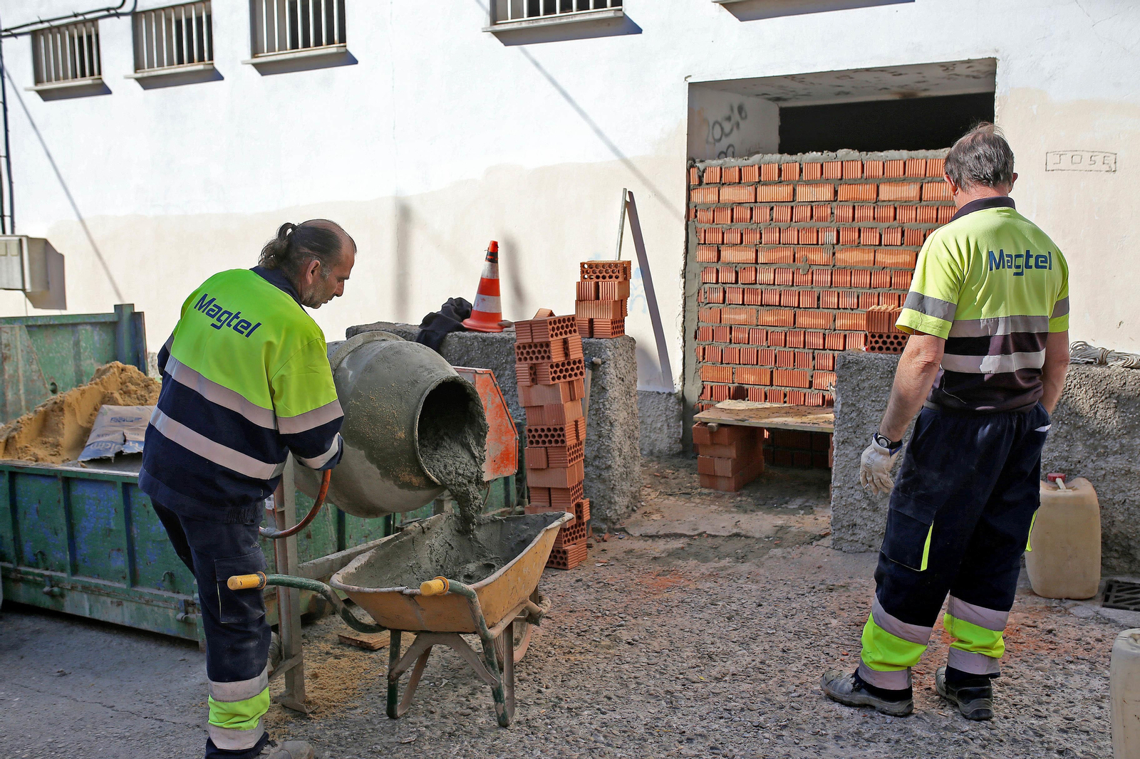 Operarios tapiando la entrada de la nave abandonada de la calle Diego Martín de Oliva, en Vista Alegre.