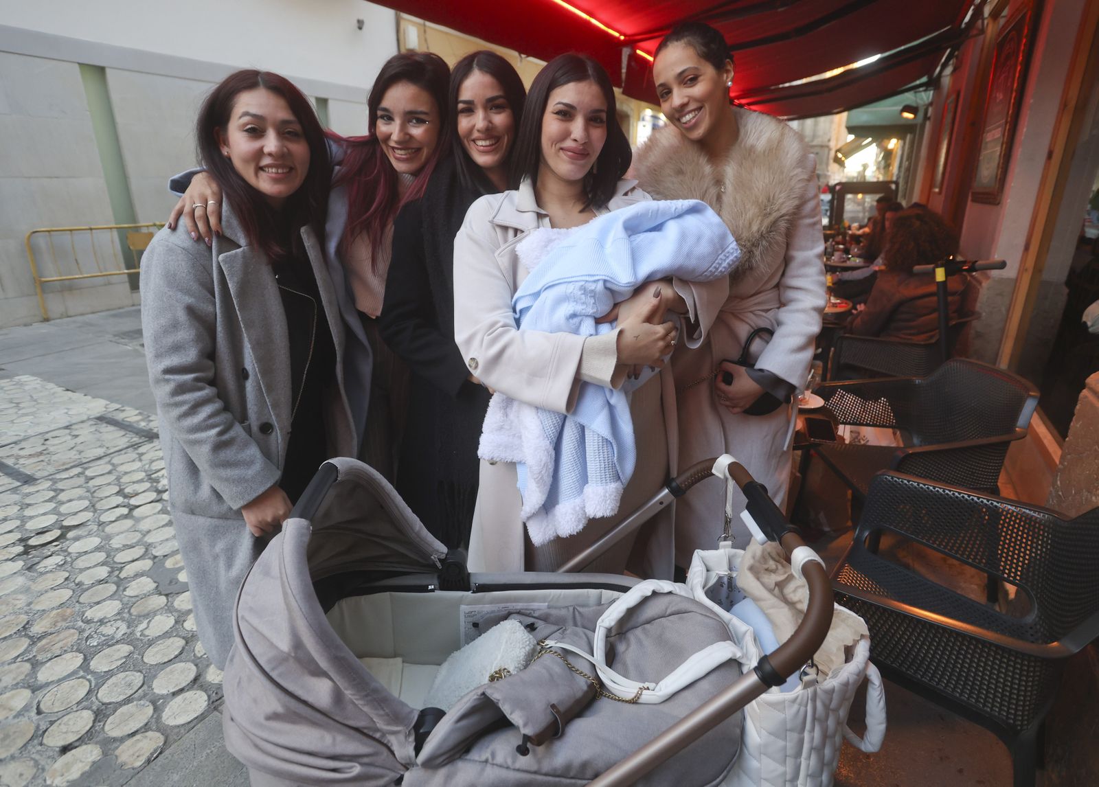 Khadija Ezzarquyny, con su bebé en brazos, junto a unas amigas, en su primera salida tras el reciente nacimiento de Diego.