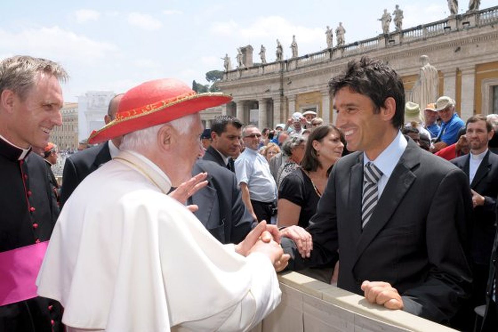 El Papa saluda a los tres árbitros de la final