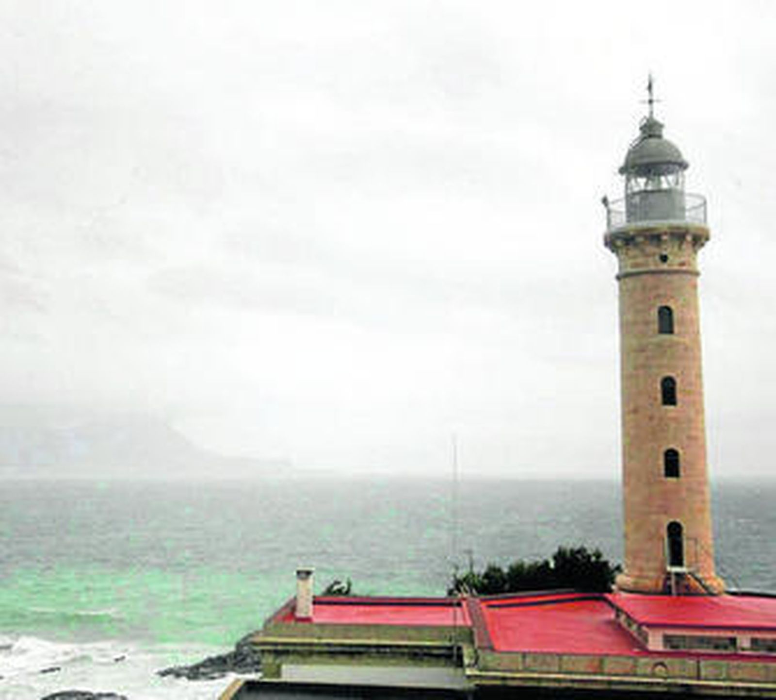 Imagen general del faro de Punta Carnero, vigilante en uno de los extremos de la Bahía de Algeciras.