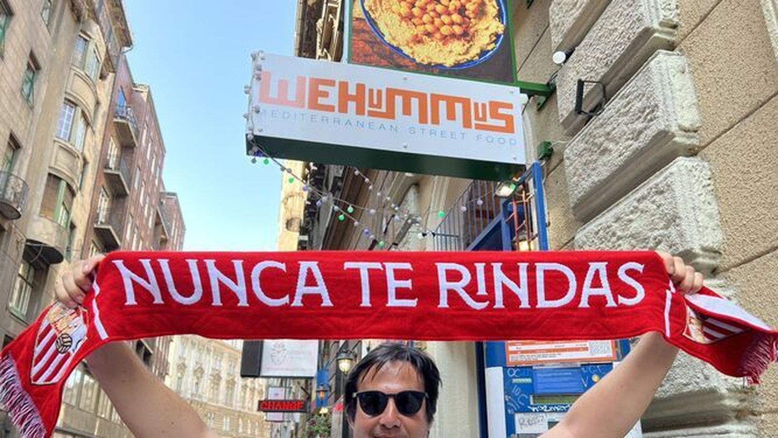 Aficionado del Sevilla en Budapest para ver la final