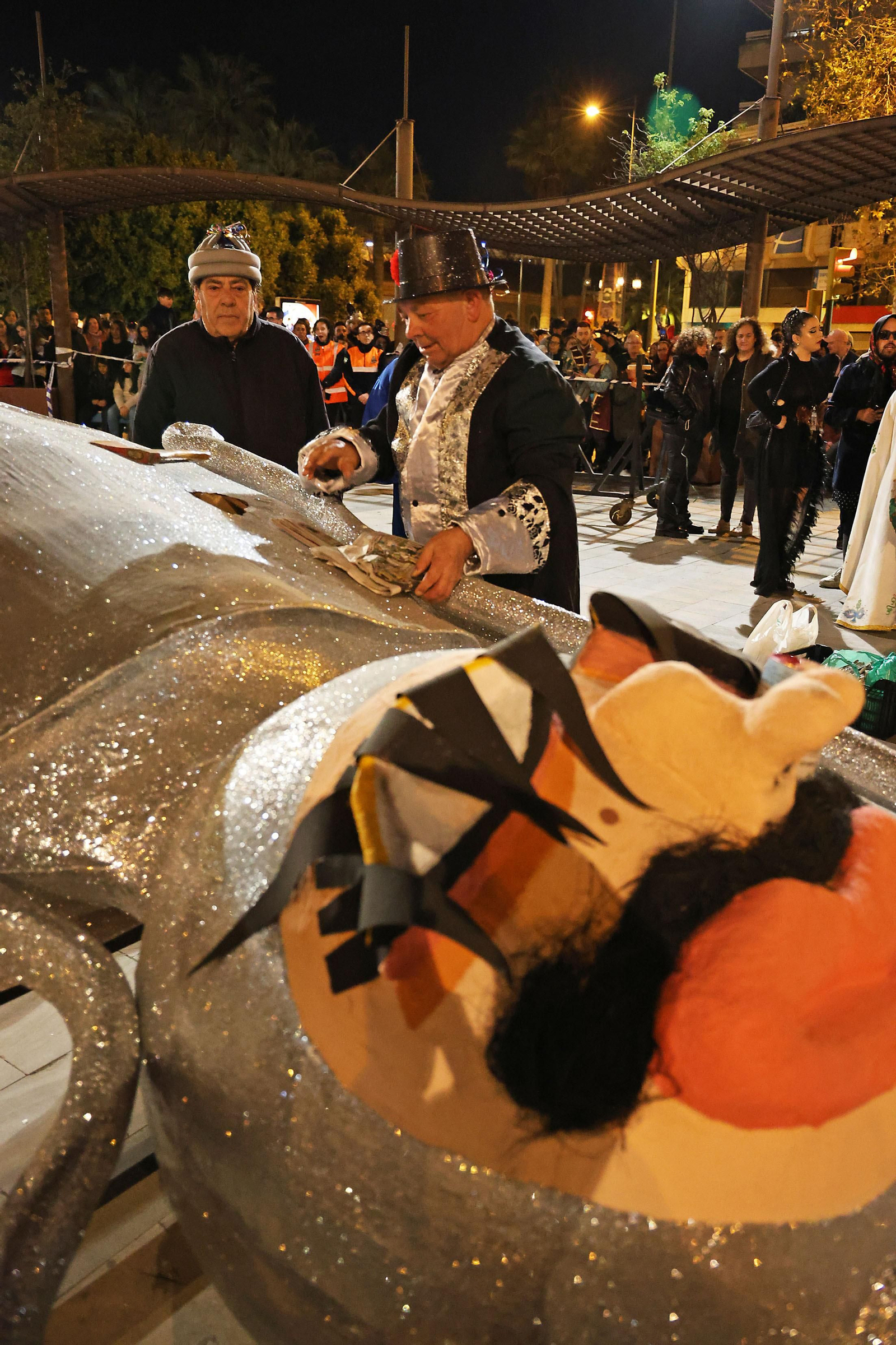 Imágenes del entierro del choco por las calles de Huelva