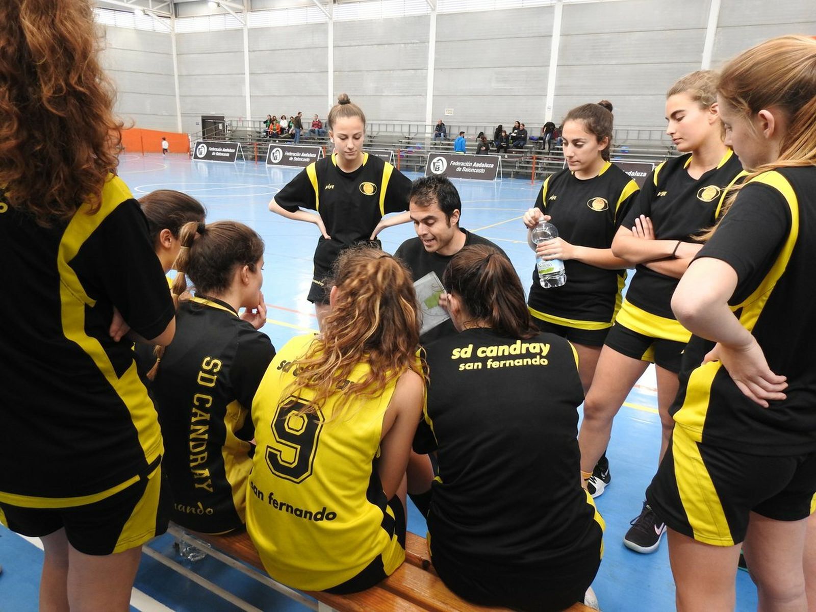 Las jugadoras del Candray atienden las instrucciones de su técnico.