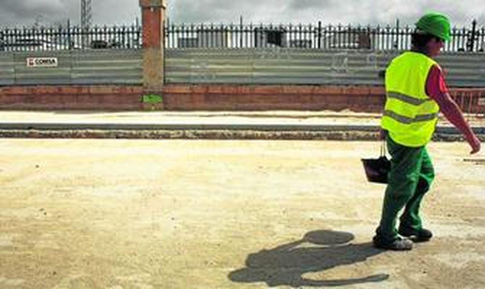 Los trabajos en Canalejas se centran ahora en la instalación de los bordillos para iniciar posteriormente el asfaltado de la avenida.