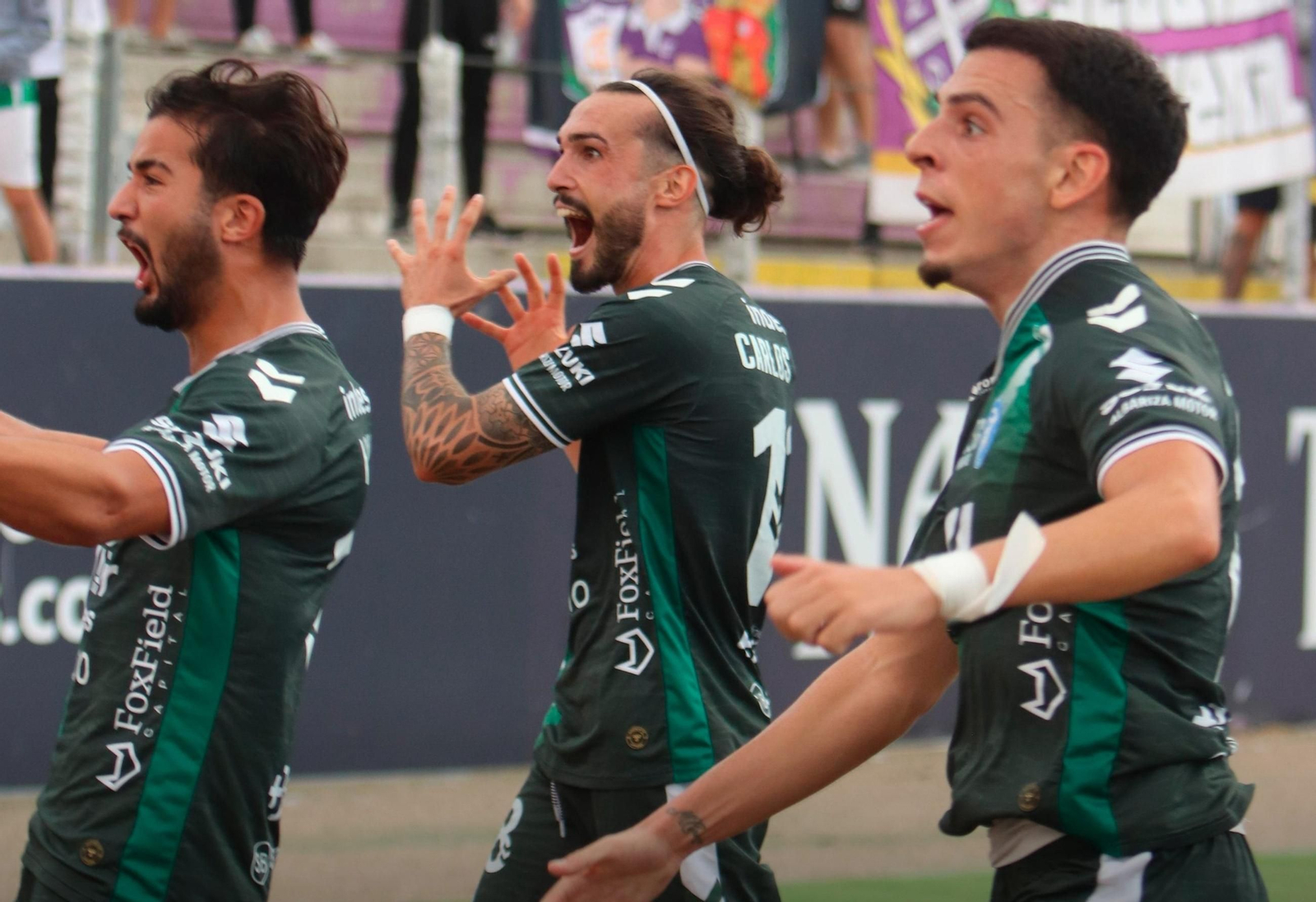 Carlos Daniel celebra el 0-1 en La Victoria.