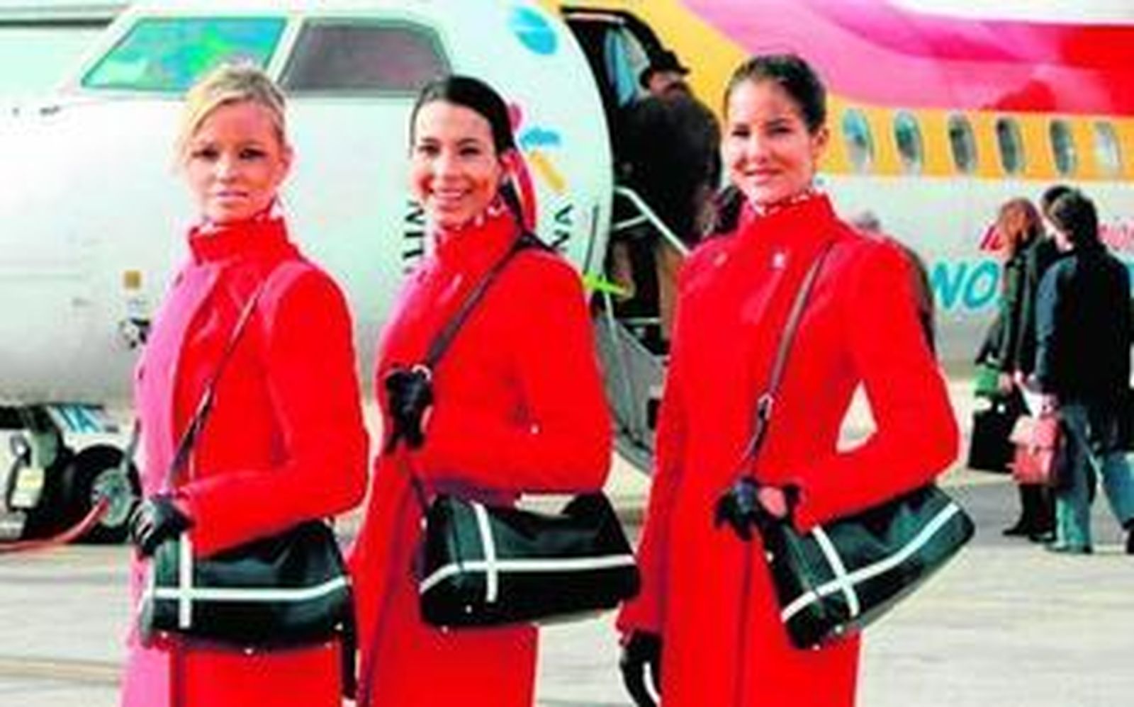 Tres azafatas de Air Nostrum delante de una de las aeronaves de la compañía.