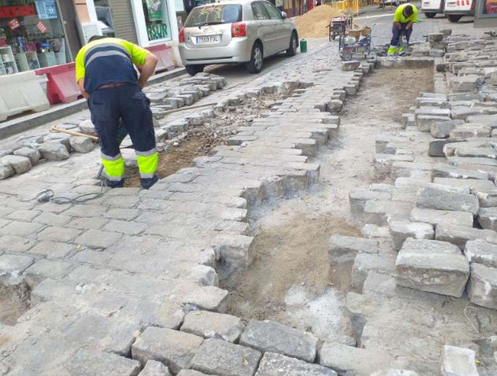Una de las reposiciones del adoquinado que se ha efectuado este verano.
