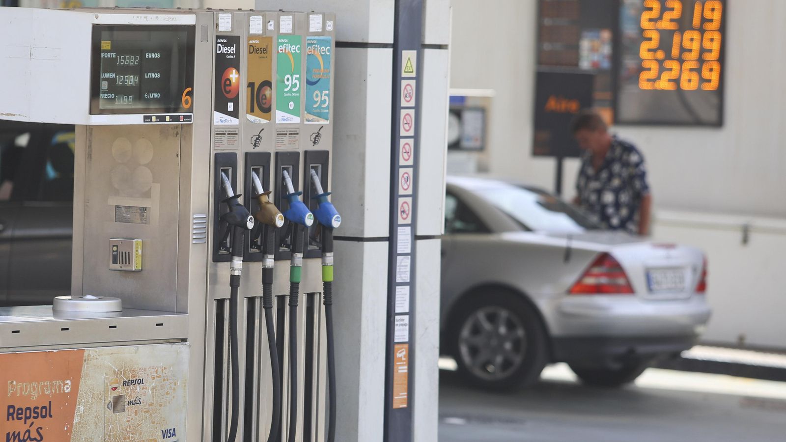 Vehículo repostando en Málaga.