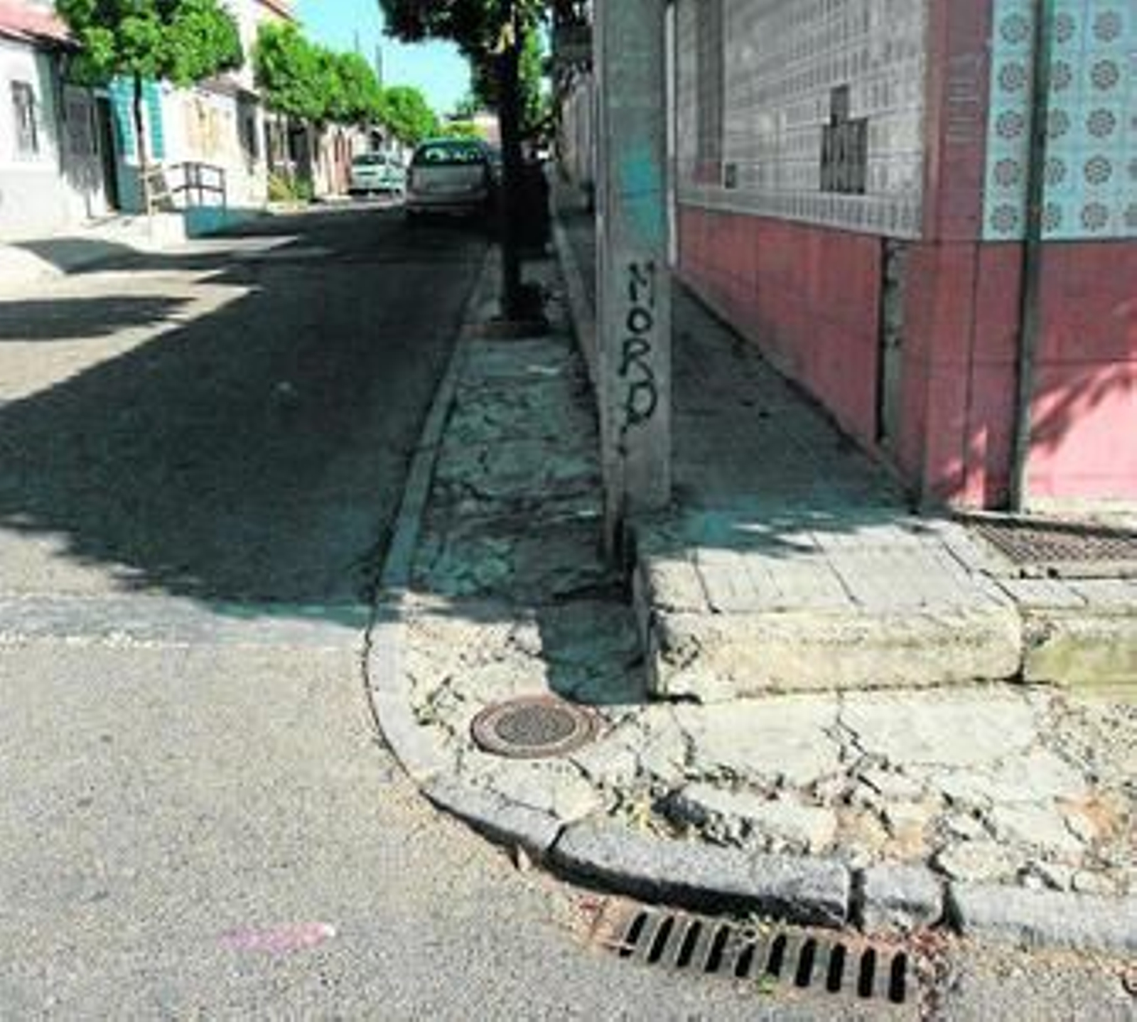 Imagen de archivo de una acera en mal estado en la barriada de Fray Albino.