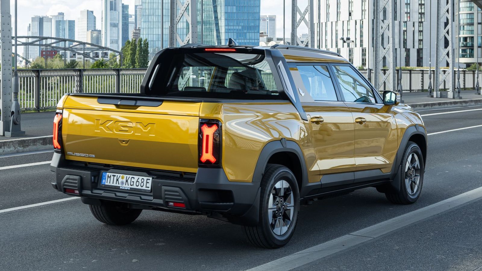 Los Maxus, los otros pick-ups con los que compite en el mercado español en cuanto a que también disponen motores eléctricos, son más costosos que este Musso EVX.