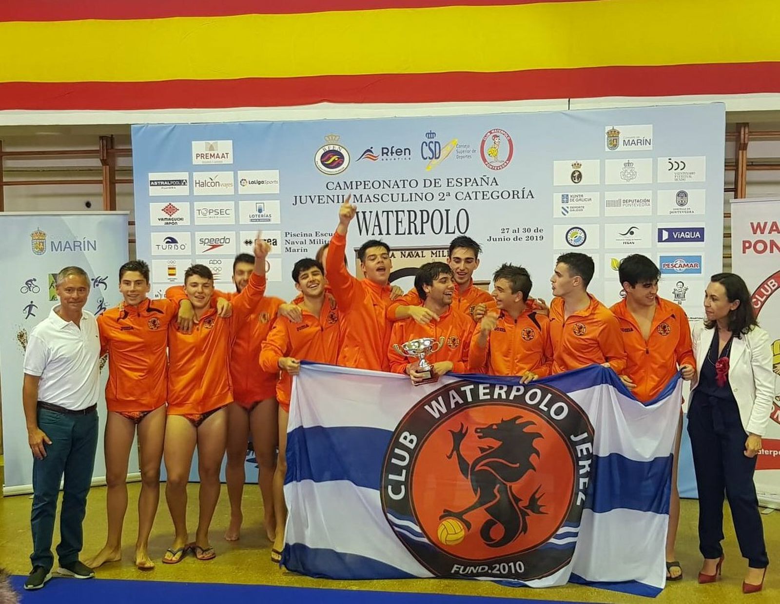Los jugadores del CW Jerez juvenil celebran el triunfo en el Nacional de 2ª Categoría.