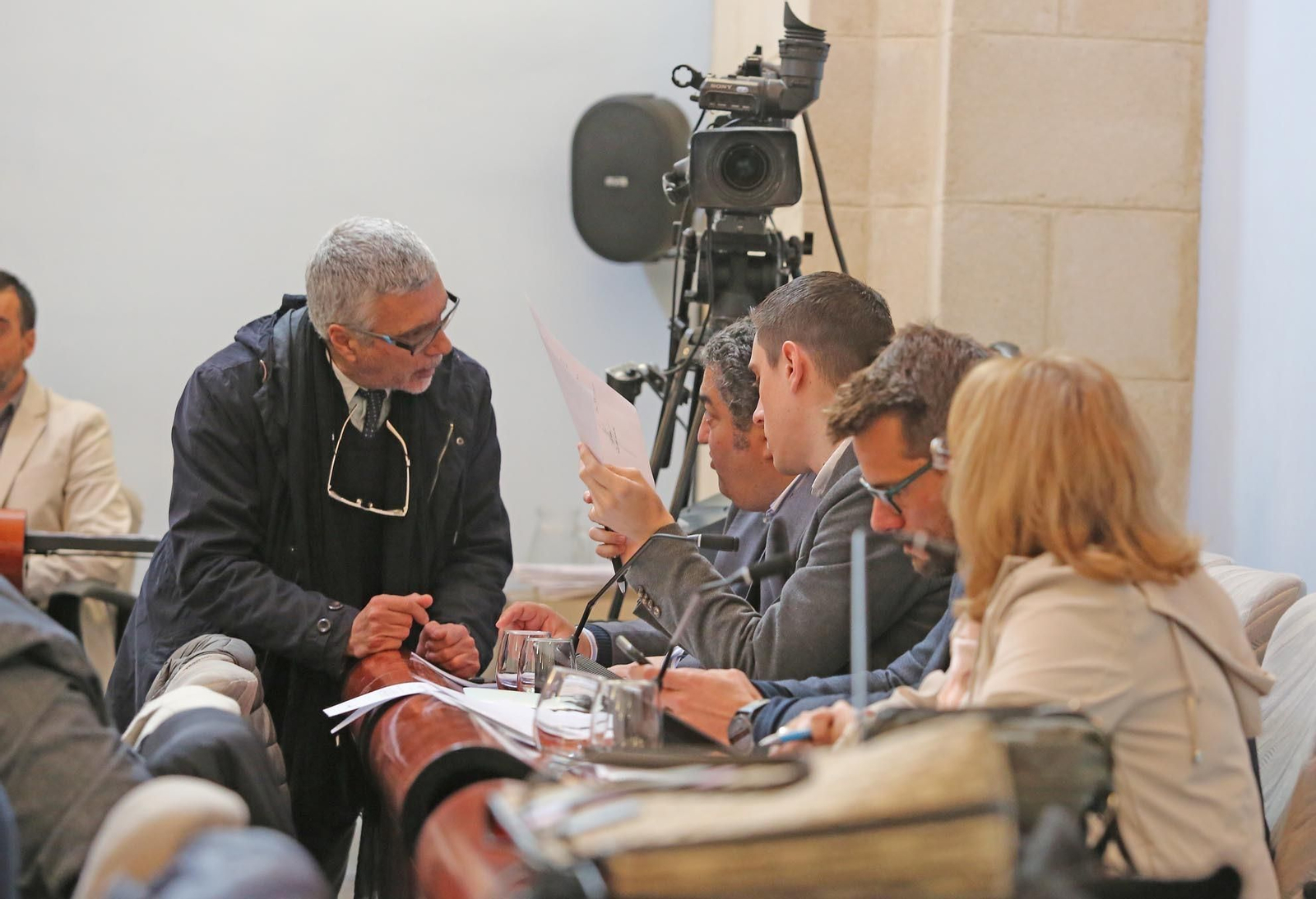El secretario general, Juan Carlos Utrera, habla con los concejales del PP.