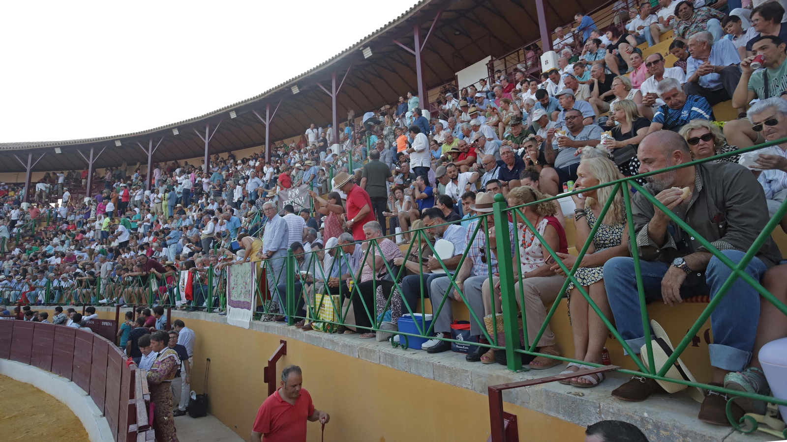 Ambiente en la corrida del viernes de la Feria de La Línea