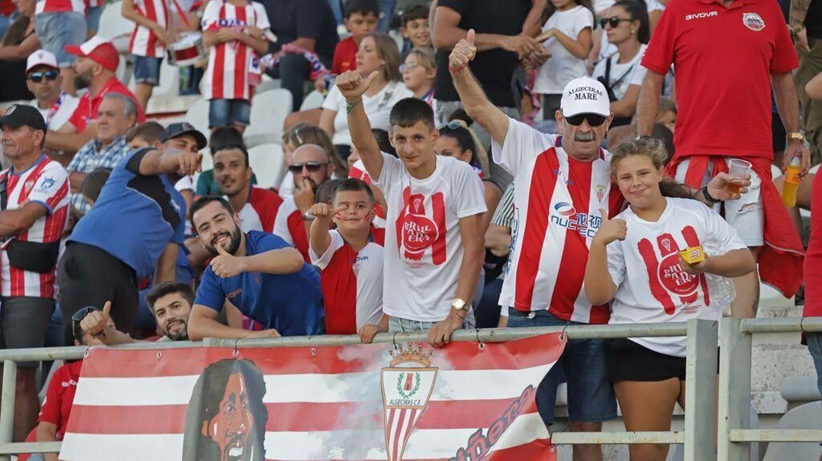 Aficionados del Algeciras, el pasado sábado ante el Racing de Ferrol.