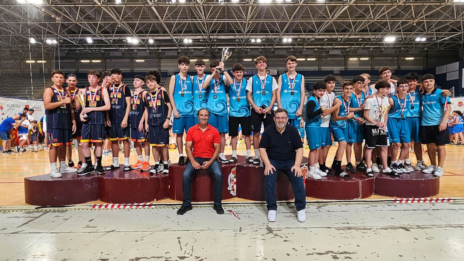 Antonio Casimiro y José Cara, con algunos de los ganadores de esta cita deportiva.