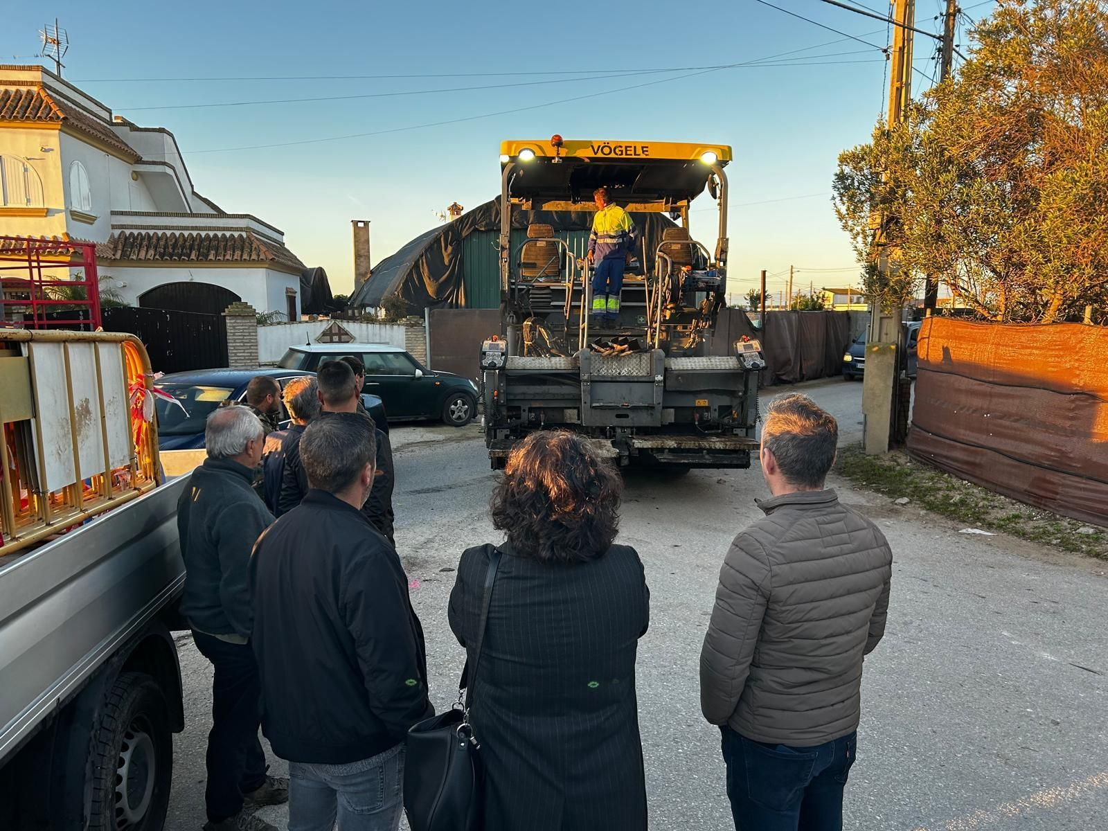 Miembros del gobierno local observan el inicio de las obras en los caminos de Los Llanos.