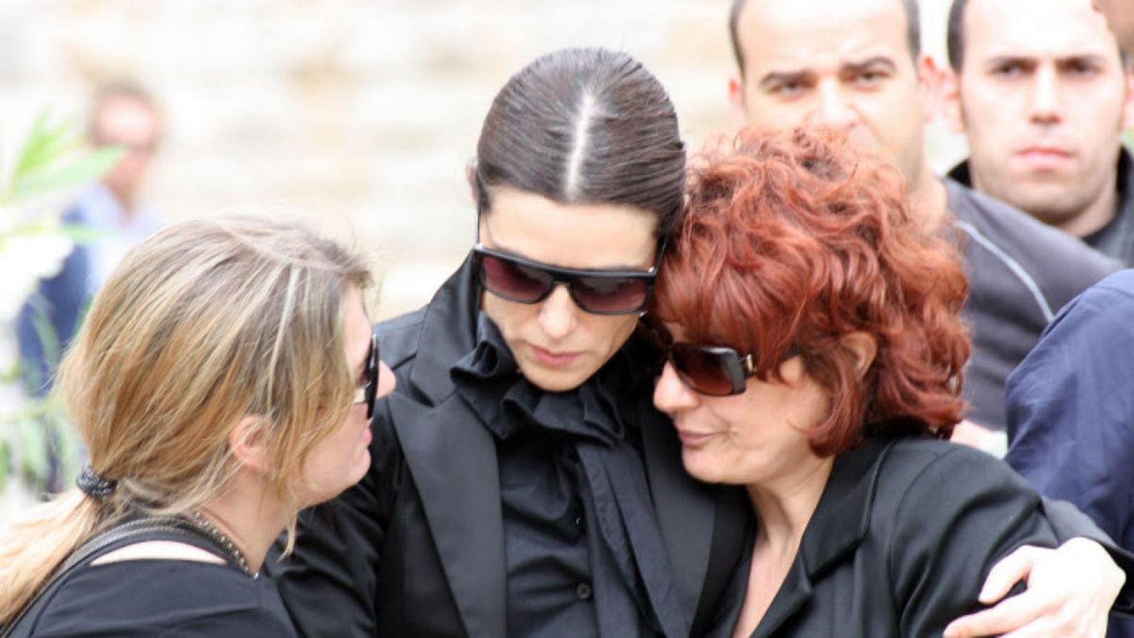 Raquel Sánchez Silva con la familia de Mario Biondo en su funeral