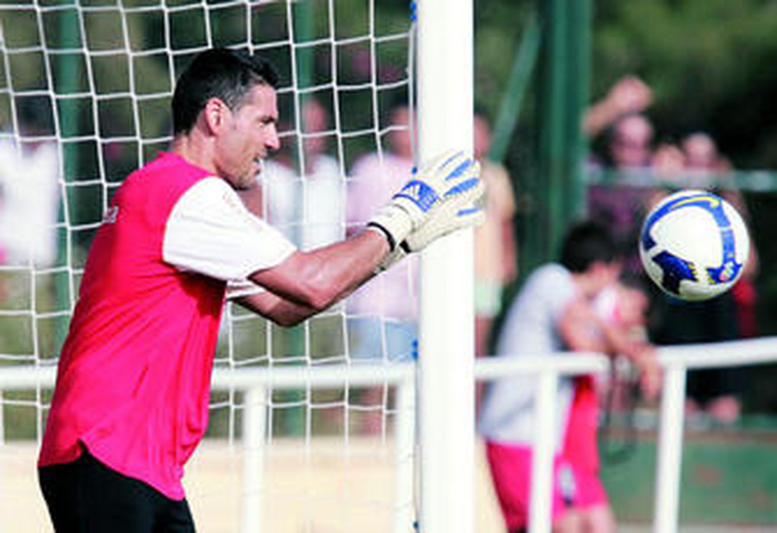 Palop se apresta a detener un balón durante un entrenamiento del Sevilla.