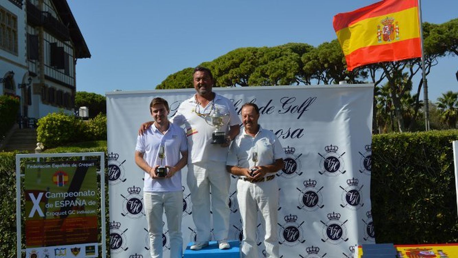 Gonzalo Álvarez-Sala, el campeón del campeonato, Rafa Romero, y José Gómez Quirós, durante la entrega de trofeos.