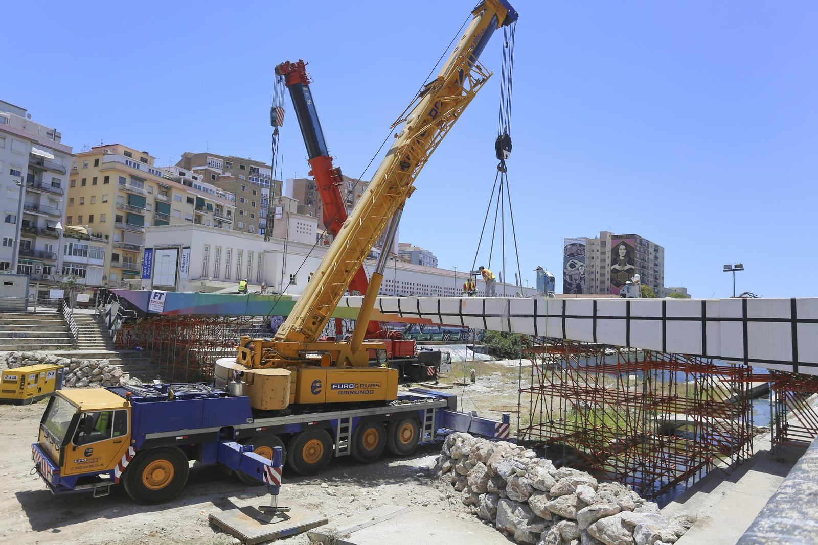 La demolición del puente peatonal junto al CAC Málaga. La demolición del puente peatonal junto al CAC Málaga.