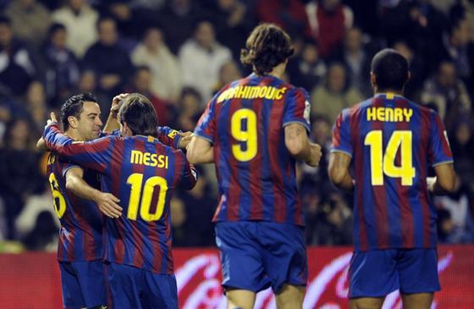 Messi felicita a Xavi por su primer gol ante el Valladolid. / AFP Photo