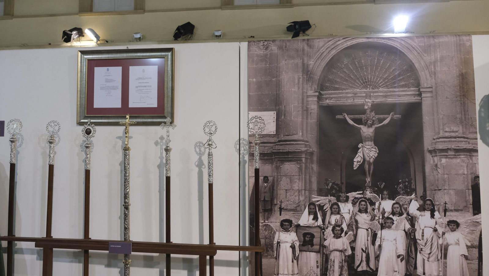 Fotos de la exposición de la Cofradía del Perdón y los Afligidos de Vélez Rubio en la Diputación de Almería