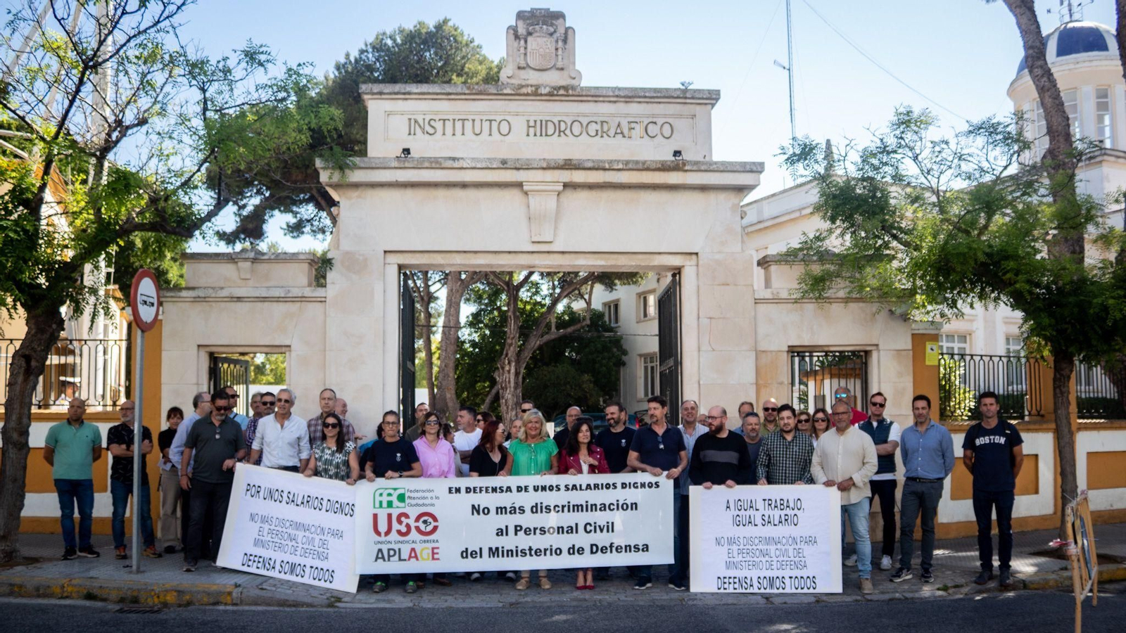 Una de las protestas del personal civil de Defensa a la puerta del Instituto Hidrografico de la Marina.