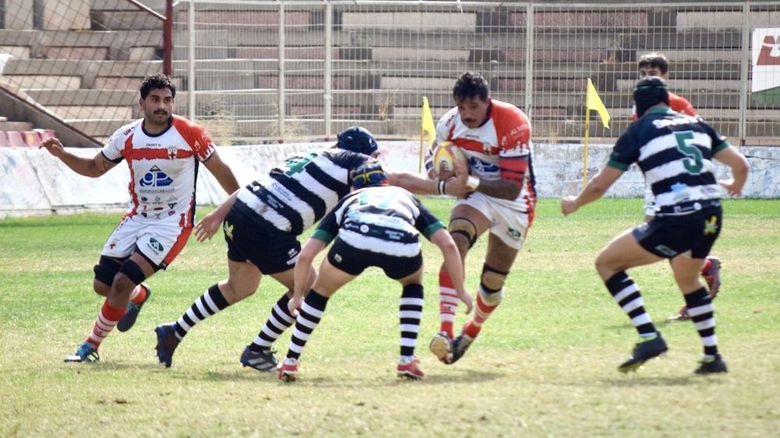 Un jugador cruzado trata de esquivar el placaje durante un partido ante los extremeños en el Juan Rojas.