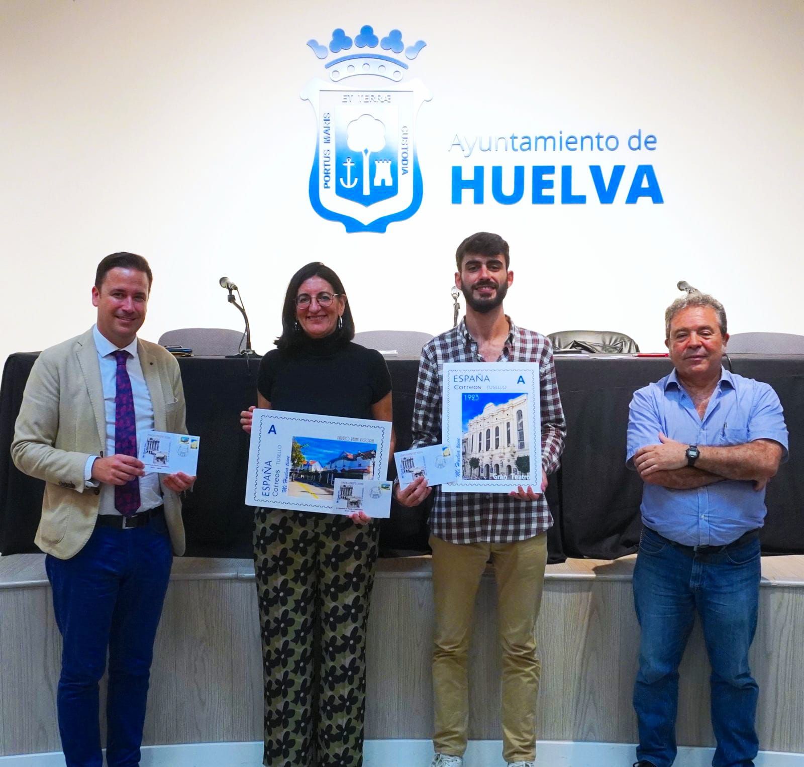 Nacho Molina, María Antonia Peña y Jesús Sugrañes muestran lo sellos