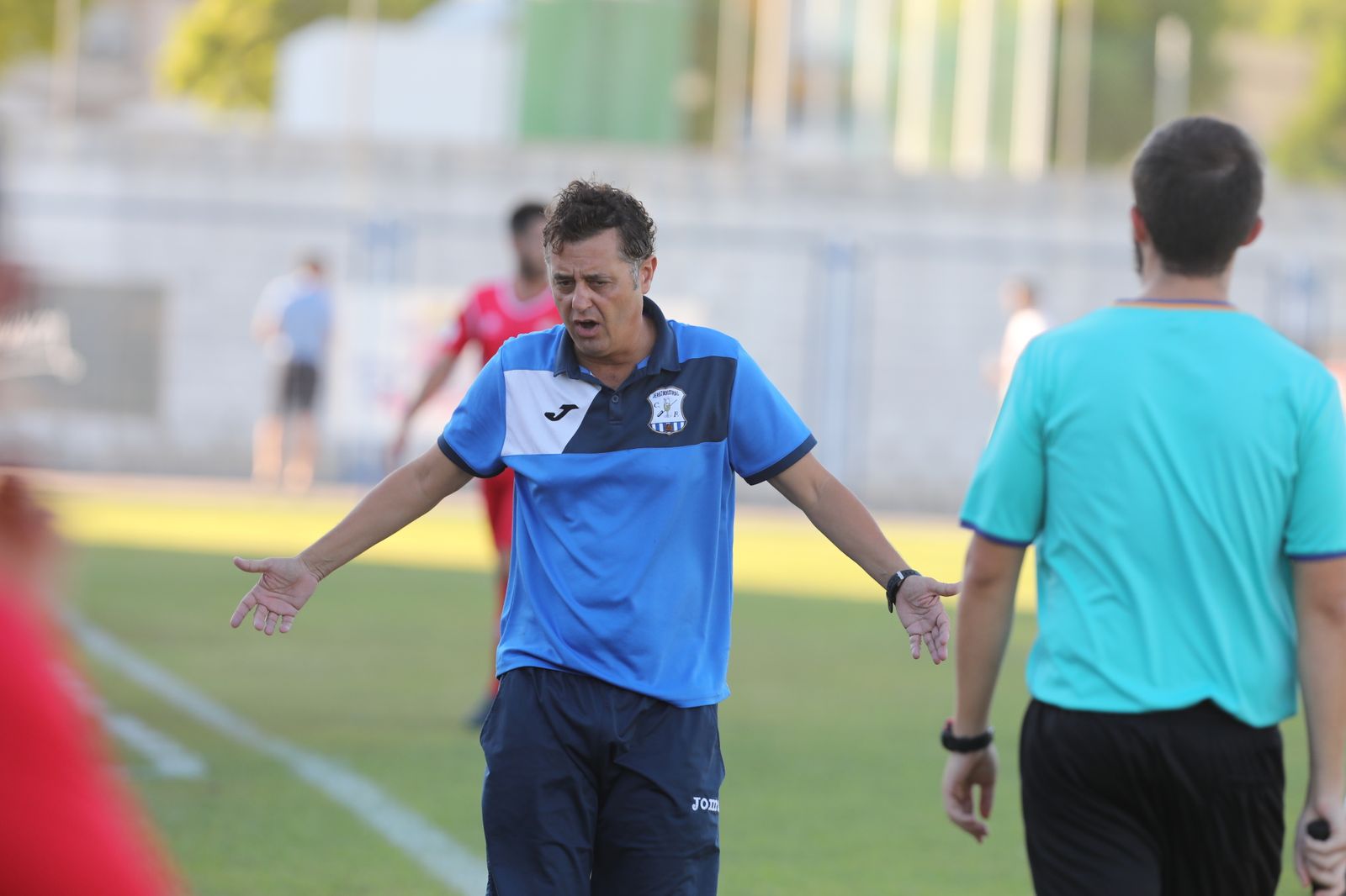 Paco Cala realiza un gesto de desaprobación.