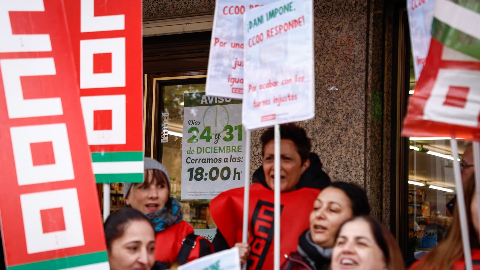 Protesta de CCOO Granada frente a un Supermercado Dani