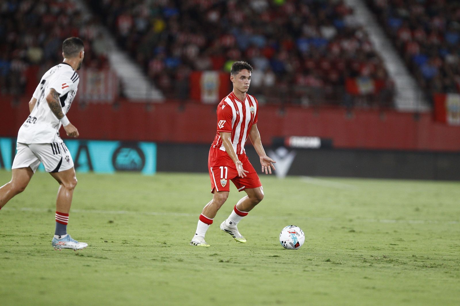 Sergio Arribas busca el ofrecimiento de un compañero en el encuentro de la primera vuelta frente a los manchegos.