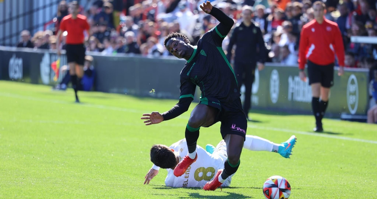 Adilson Mendes sale rebotado tras la entrada de un rival en el Ceuta - Córdoba CF.