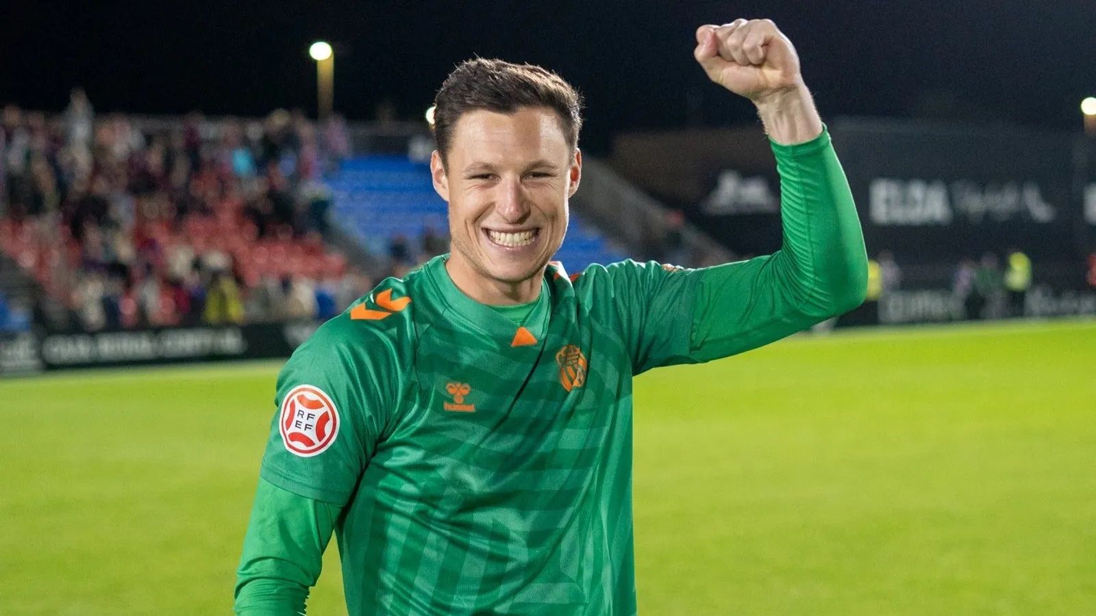 Ramón Vila celebra la victoria del Eldense durante un partido.