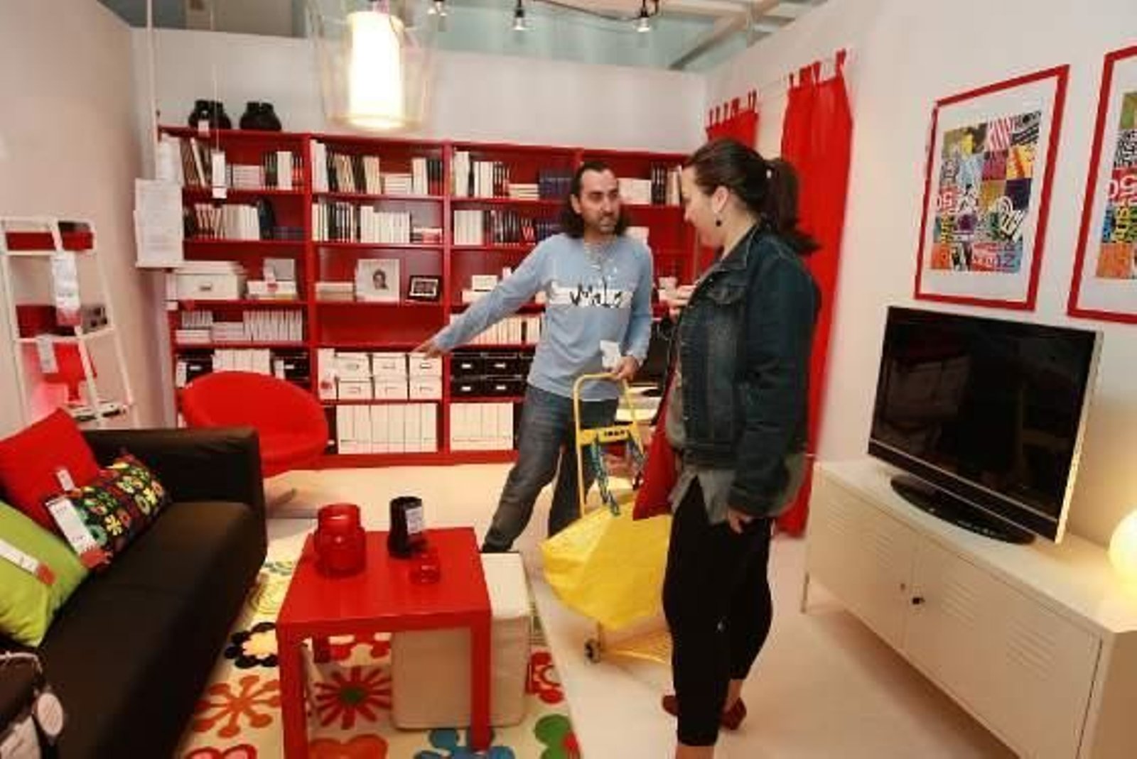 La tienda cuenta con una superficie de 33.000 metros cuadrados distribuidos en dos plantas en las que se reúnen más de 9.000 productos de todo tipo.  


Foto: Juan Carlos Toro