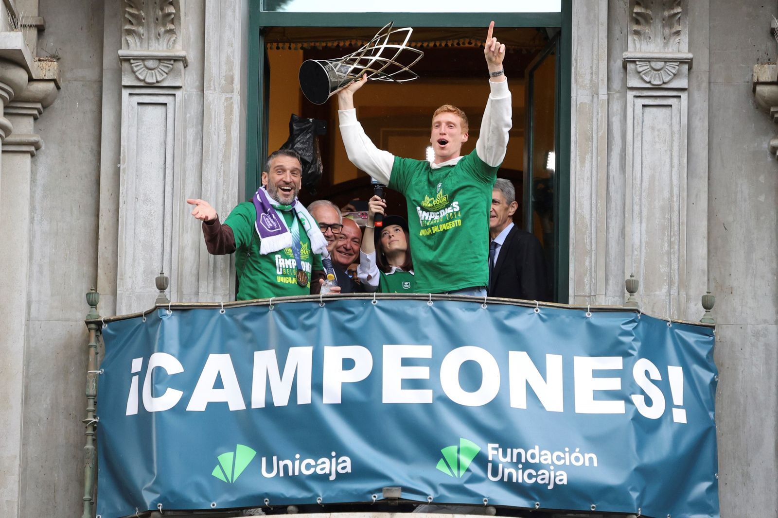 El Unicaja celebra en las calles de Málaga el título de la BCL