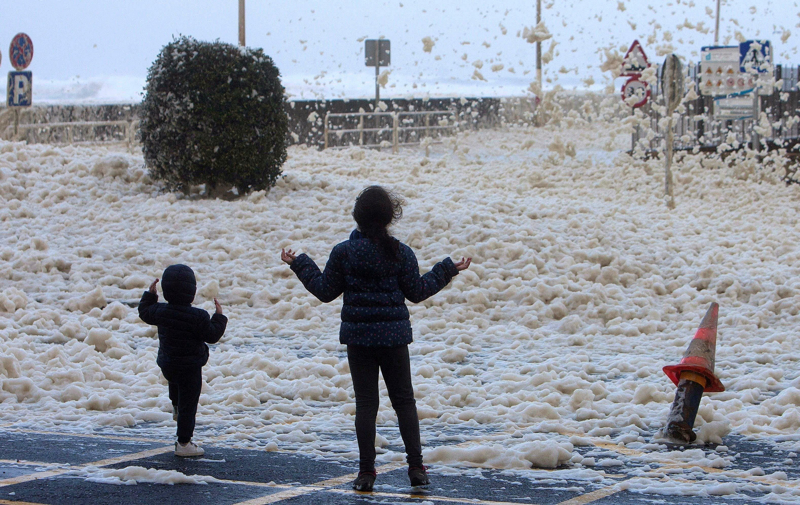 La espuma producida por el batir de las olas llega a las casas en el puerto gallego de A Guarda.