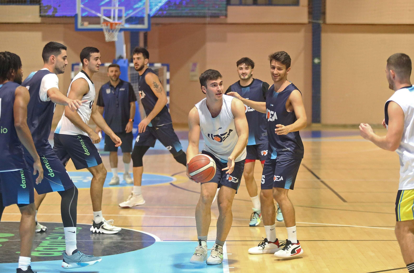 Fotos del primer entrenamiento de Miki Ortega al frente de Udea