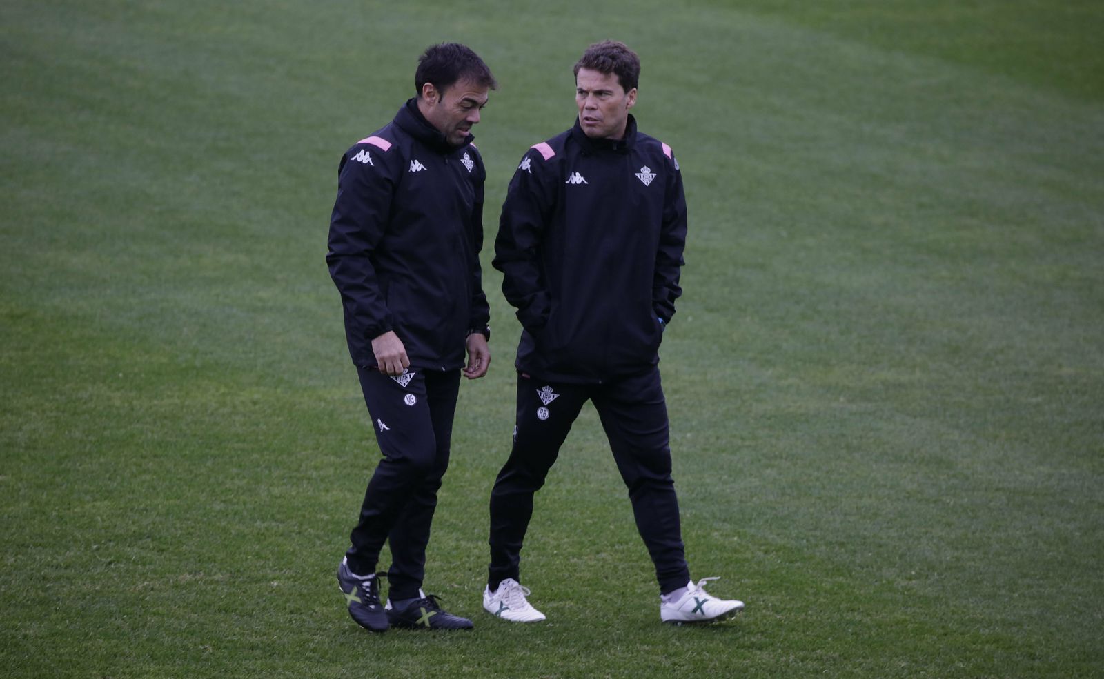 Rubi dialoga con uno de sus ayudantes, Manel González, durante un entreno.
