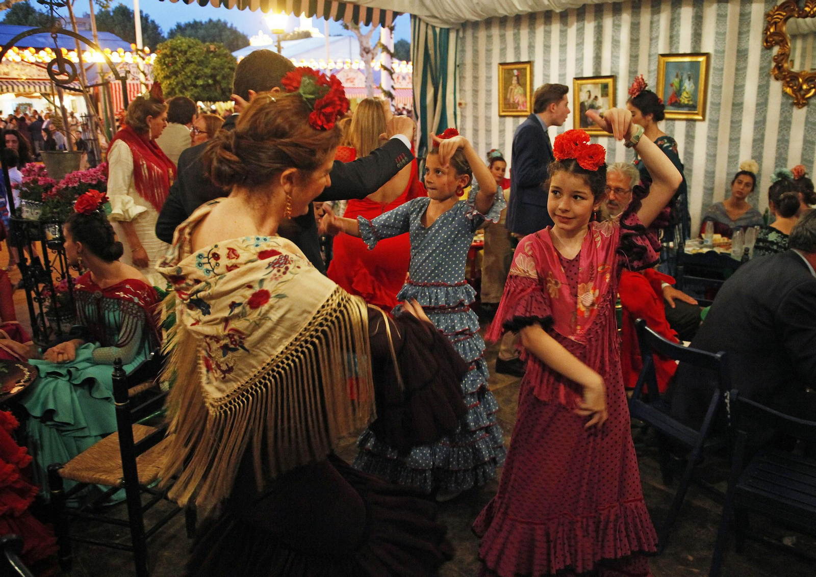 Sevillanas en el interior de una caseta de la Feria de Sevilla.